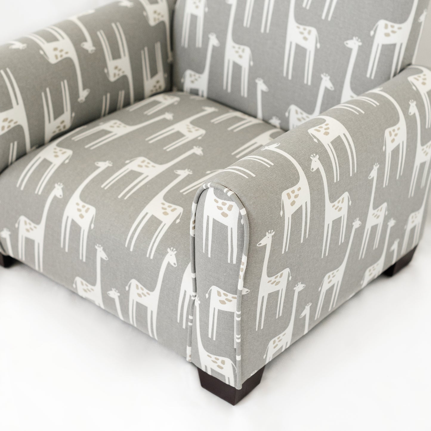 Poltrona imbottita per bambini piccoli - Stampa giraffe grigie 
